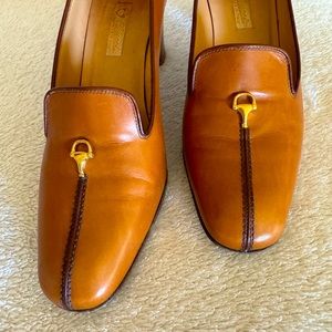 Vintage Gucci pumps. Beautiful shoes!